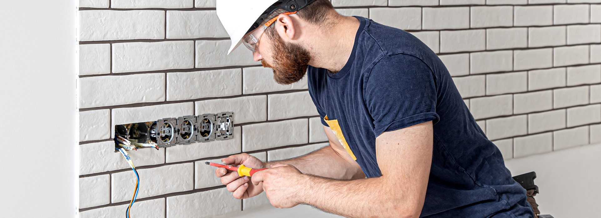 Imagen ilustrativa de un técnico trabajando en una instalación eléctrica
